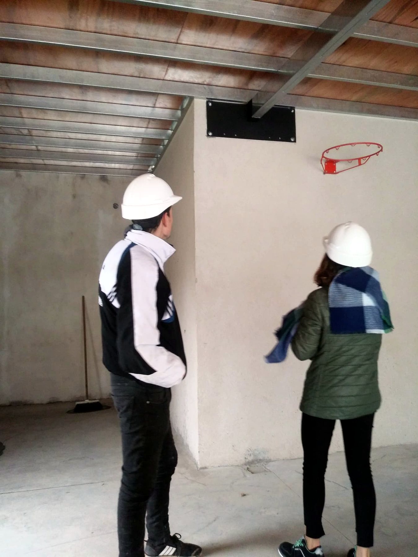 Visita técnica en obra con casco