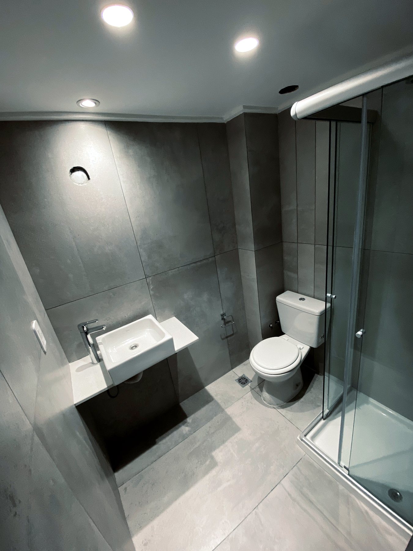 Baño en porcelanato gran formato
