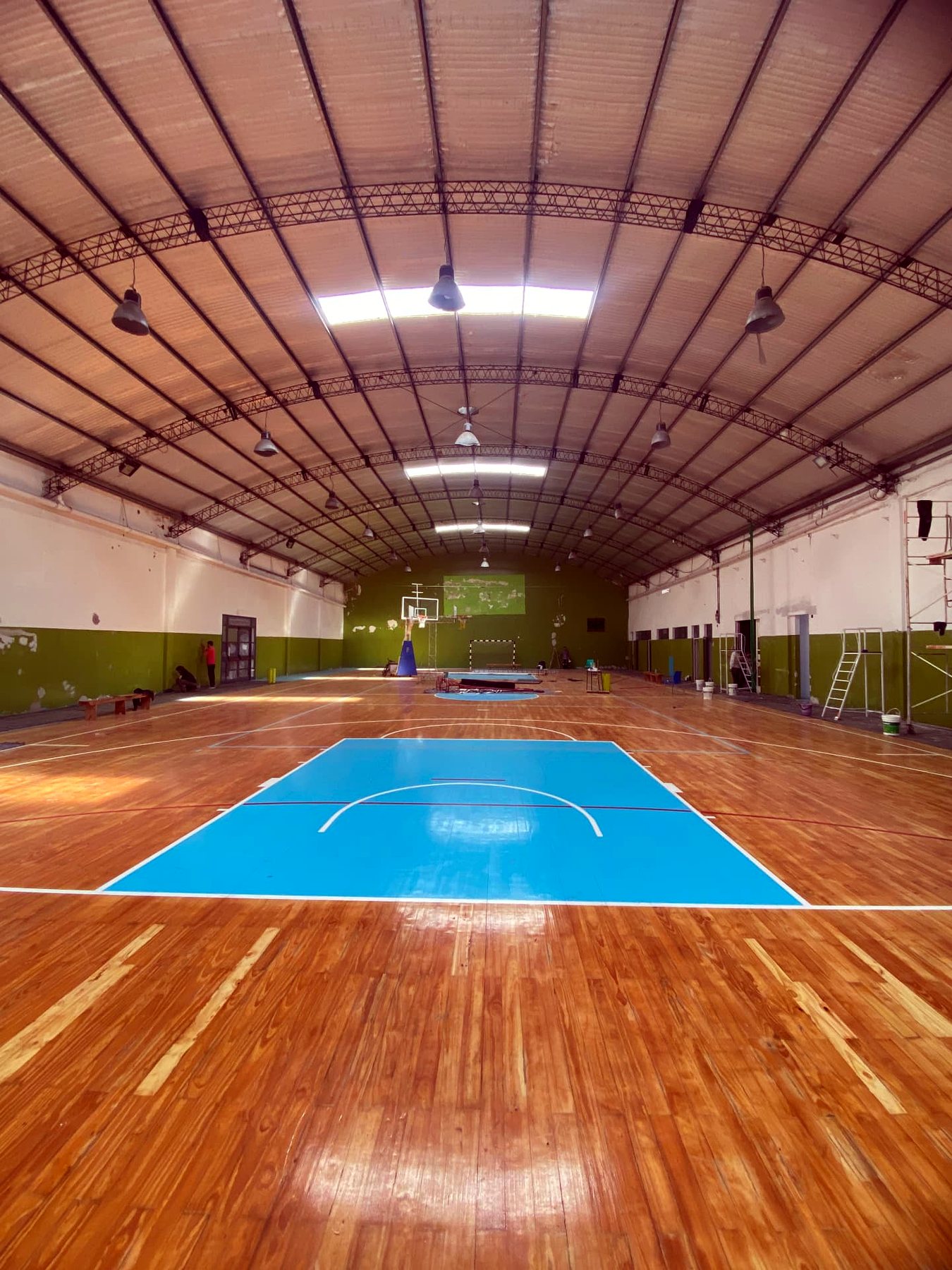 Polideportivo con piso de madera