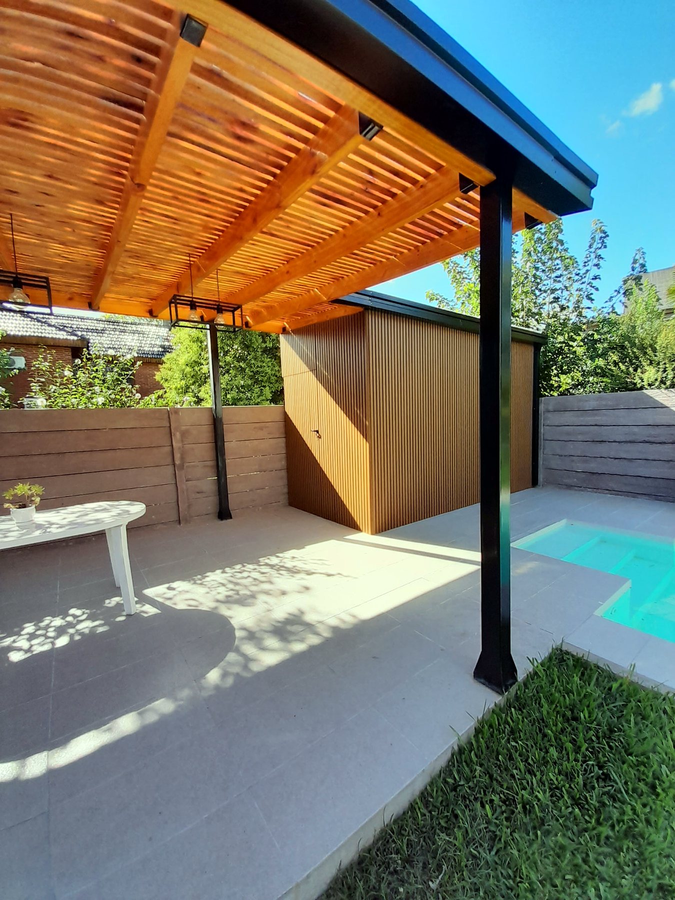 Pérgola de madera y solado exterior